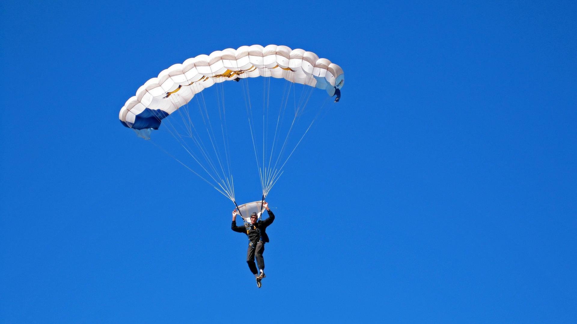 引擎撕裂夜幕,福登在街道画布上拉开光的差距